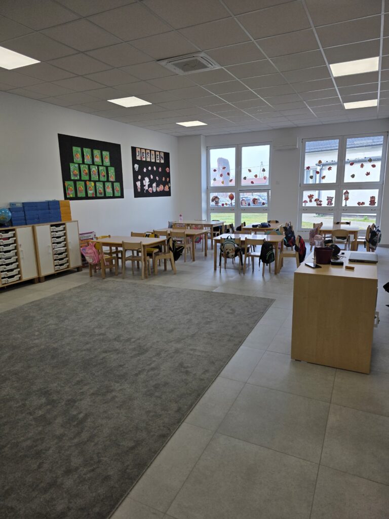 „Witajcie w naszej bajce” – otwarcie nowych sal dydaktycznych i biblioteki w Poświętnem