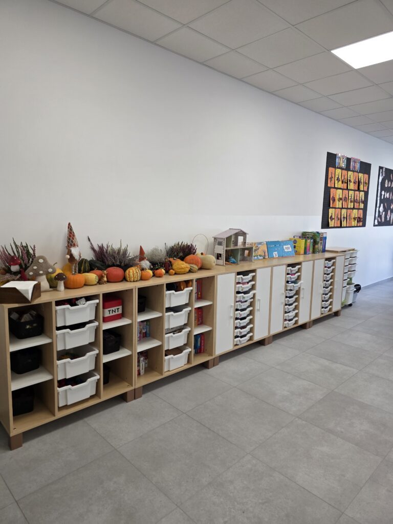 „Witajcie w naszej bajce” – otwarcie nowych sal dydaktycznych i biblioteki w Poświętnem