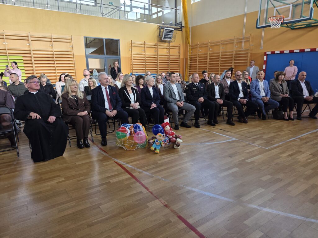 „Witajcie w naszej bajce” – otwarcie nowych sal dydaktycznych i biblioteki w Poświętnem